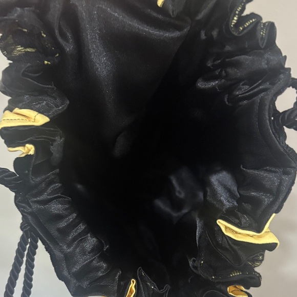 Willaminas bag shop Black and Yellow Drawstring Bag w tassels - Picture 3 of 4